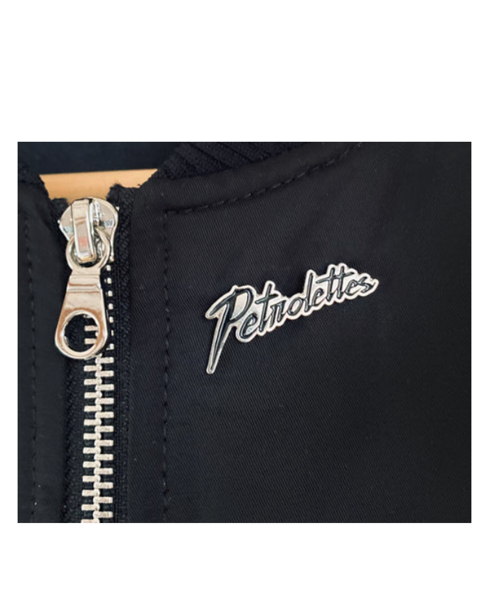 PETROLETTES ENAMEL LOGO PIN